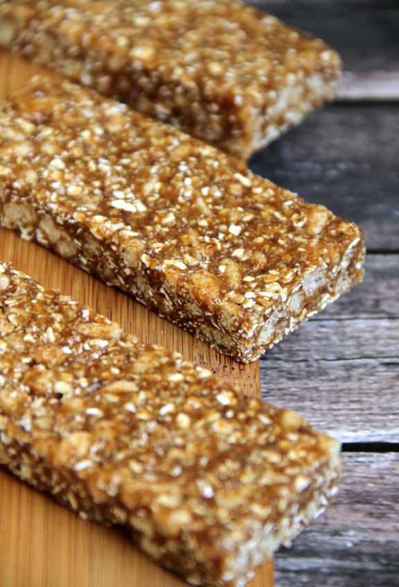 No Bake Pumpkin Spice Granola Bars -- loaded with wholesome ingredients and plenty of sweetness and spice, these soft and chewy No Bake Pumpkin Spice Granola Bars are the ULTIMATE fall treat! || runningwithspoons.com