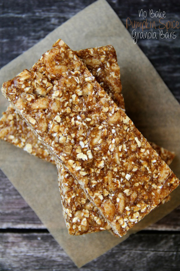 No Bake Pumpkin Spice Granola Bars -- loaded with wholesome ingredients and plenty of sweetness and spice, these soft and chewy No Bake Pumpkin Spice Granola Bars are the ULTIMATE fall treat! || runningwithspoons.com 