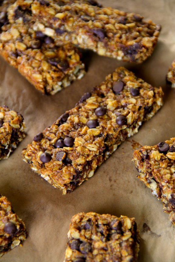 Soft and Chewy Pumpkin Granola Bars -- loaded with oats, pumpkin, chocolate, and warming spices! || runningwithspoons.com #pumpkin #granolabar