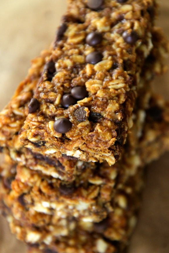 Soft and Chewy Pumpkin Granola Bars -- loaded with oats, pumpkin, chocolate, and warming spices! || runningwithspoons.com #pumpkin #granolabar