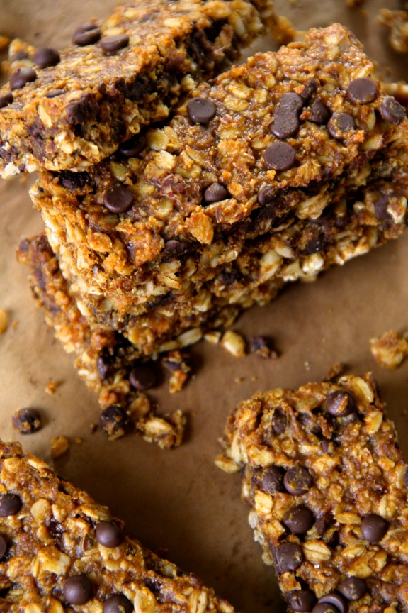 Soft and Chewy Pumpkin Granola Bars -- loaded with oats, pumpkin, chocolate, and warming spices! || runningwithspoons.com #pumpkin #granolabar