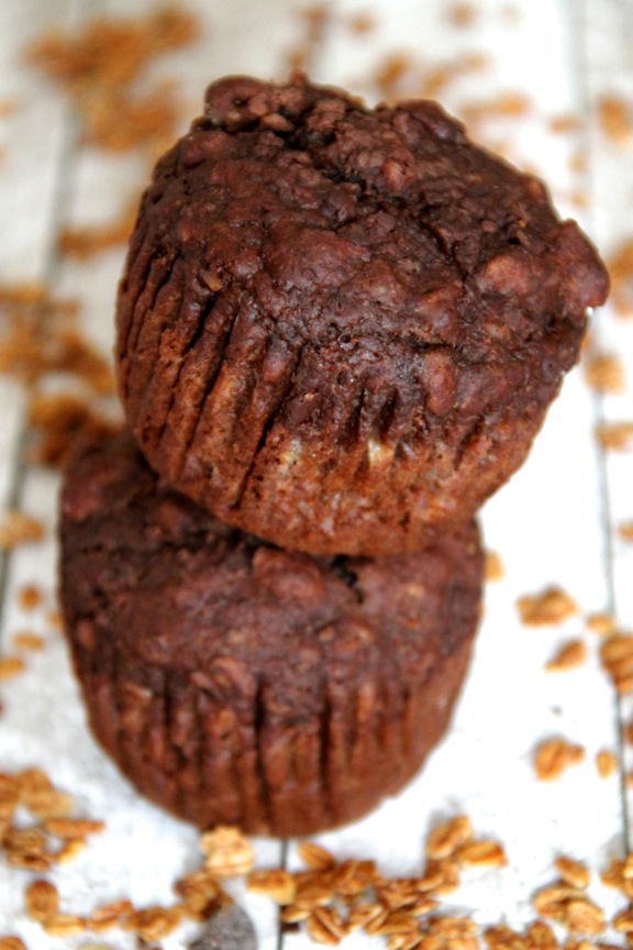 Chocolate Banana Granola Muffins || runningwithspoons.com