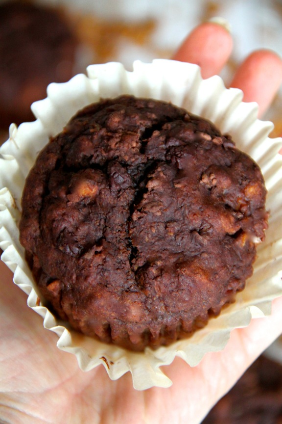 Chocolate Banana Granola Muffins || runningwithspoons.com