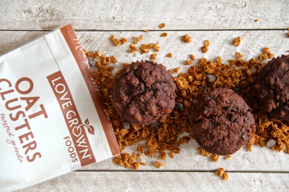 Chocolate Banana Granola Muffins || runningwithspoons.com