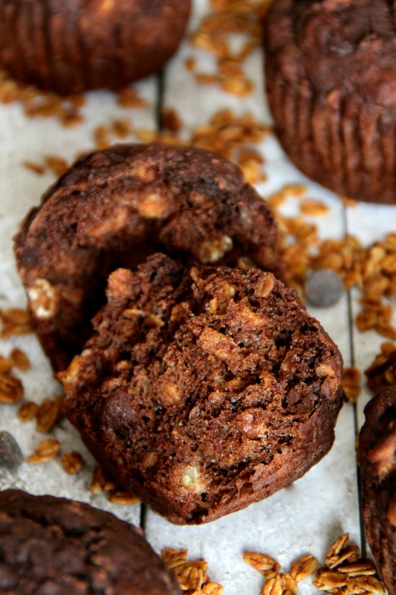 Chocolate Banana Granola Muffins || runningwithspoons.com