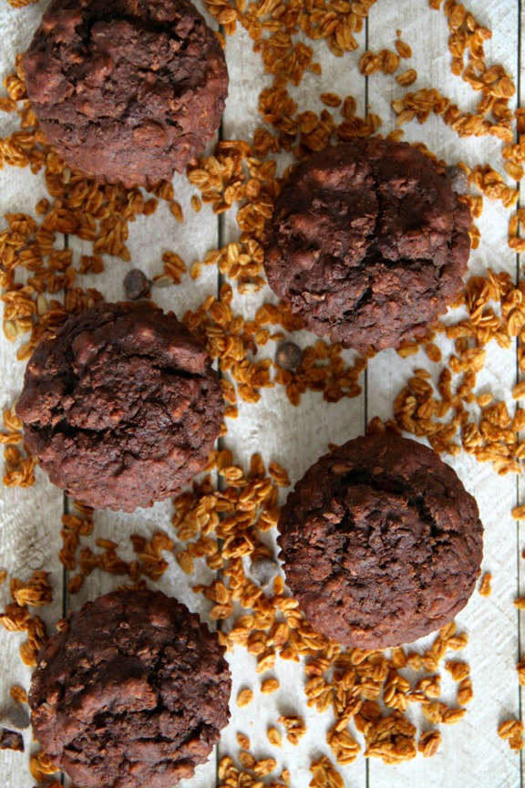 Chocolate Banana Granola Muffins || runningwithspoons.com