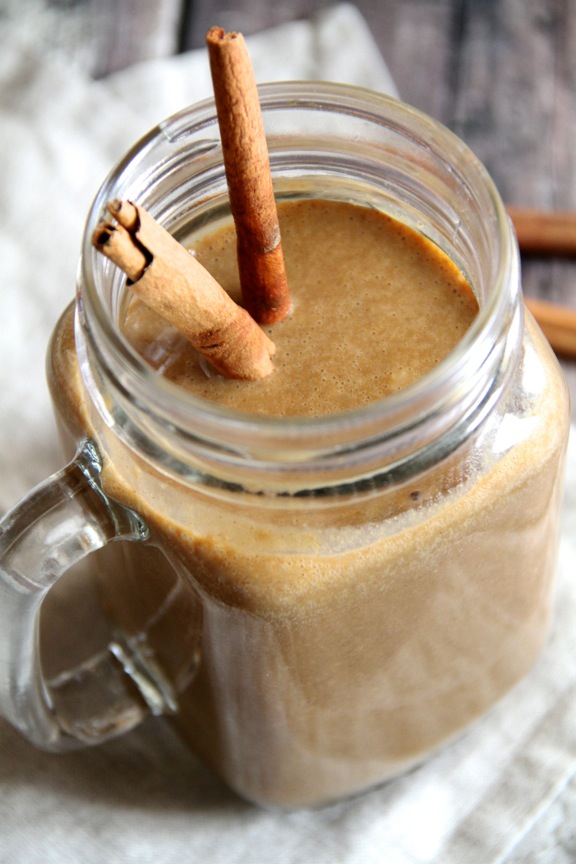 Gingerbread Cookie Dough Smoothie -- the sweet spiciness of a gingerbread cookie in a creamy drinkable form! || runningwithspoons.com #smoothie #gingerbread #vegan