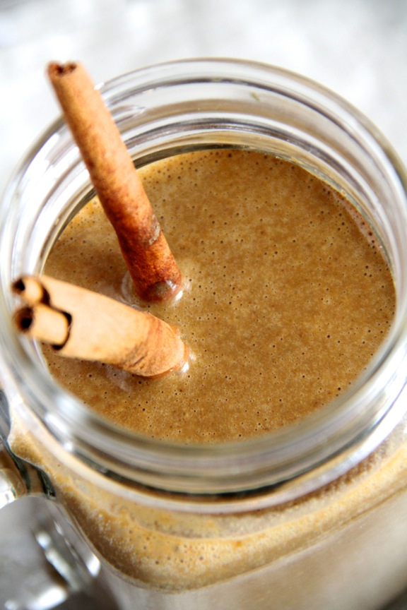 Gingerbread Cookie Dough Smoothie -- the sweet spiciness of a gingerbread cookie in a creamy drinkable form! || runningwithspoons.com #smoothie #gingerbread #vegan