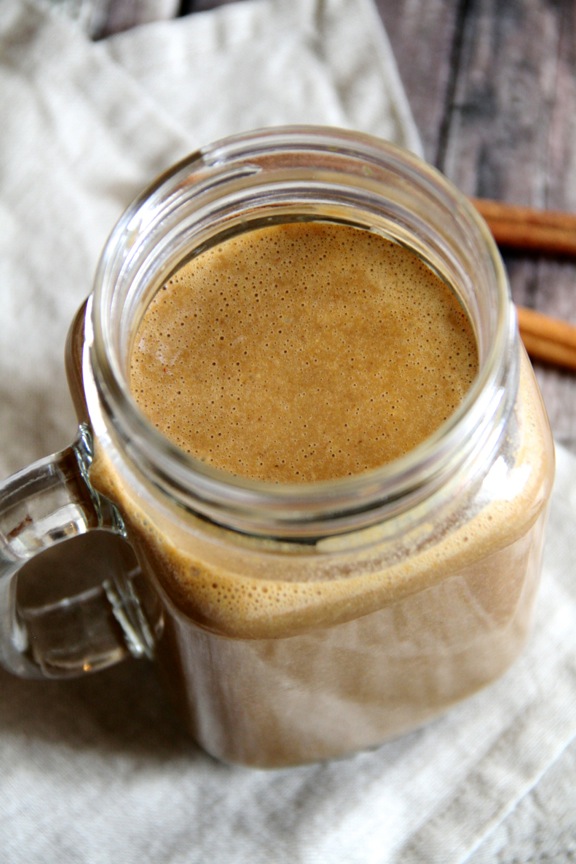 Gingerbread Cookie Dough Smoothie -- the sweet spiciness of a gingerbread cookie in a creamy drinkable form! || runningwithspoons.com #smoothie #gingerbread #vegan