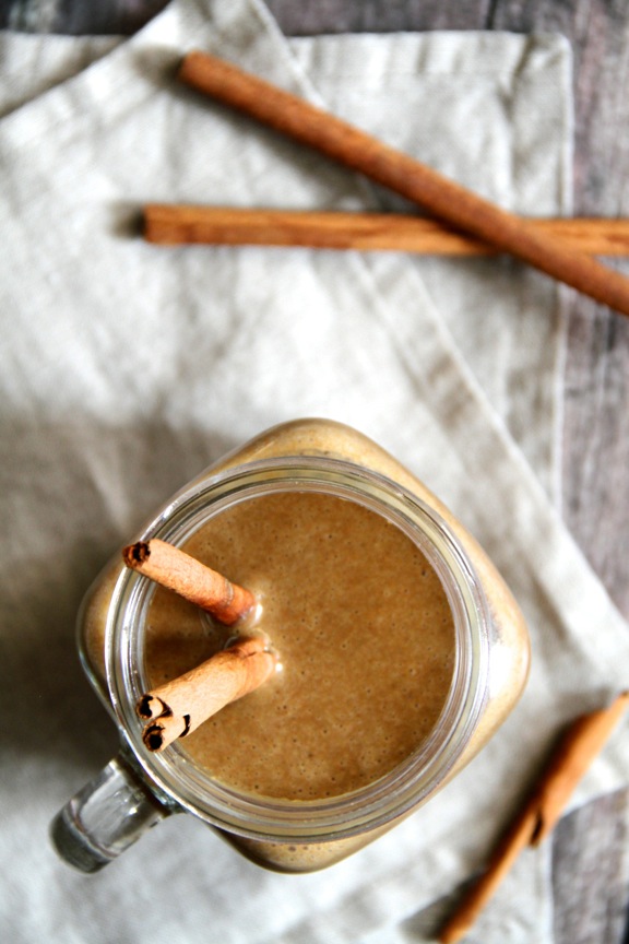Gingerbread Cookie Dough Smoothie -- the sweet spiciness of a gingerbread cookie in a creamy drinkable form! || runningwithspoons.com #smoothie #gingerbread #vegan