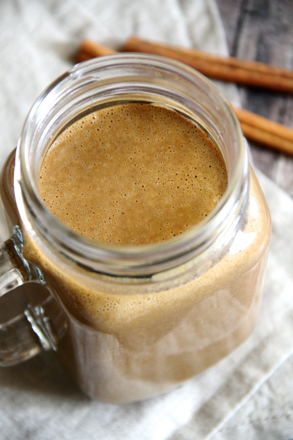Gingerbread Cookie Dough Smoothie -- the sweet spiciness of a gingerbread cookie in a creamy drinkable form! || runningwithspoons.com #smoothie #gingerbread #vegan