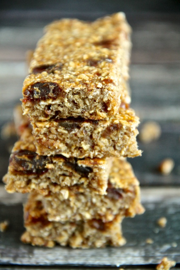 Banana Bread Granola Bars -- these gluten-free, refined sugar-free, and nut-free granola bars taste JUST like a slice of banana bread! || runningwithspoons.com