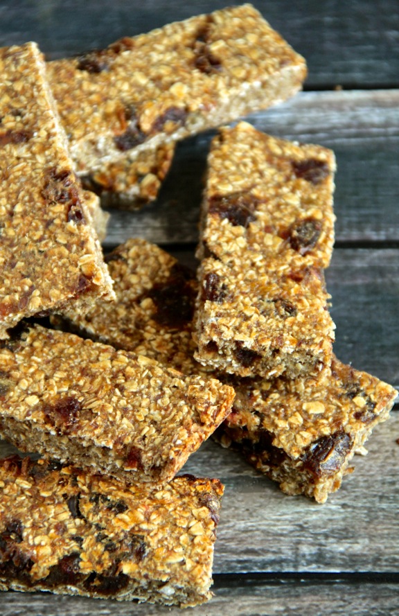 Banana Bread Granola Bars -- these gluten-free, refined sugar-free, and nut-free granola bars taste JUST like a slice of banana bread! || runningwithspoons.com