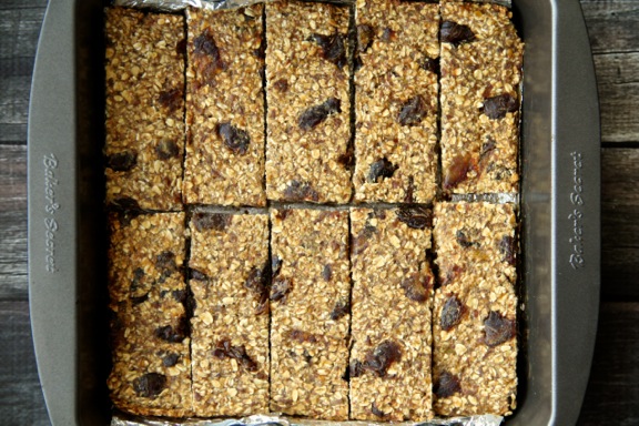 Banana Bread Granola Bars -- these gluten-free, refined sugar-free, and nut-free granola bars taste JUST like a slice of banana bread! || runningwithspoons.com