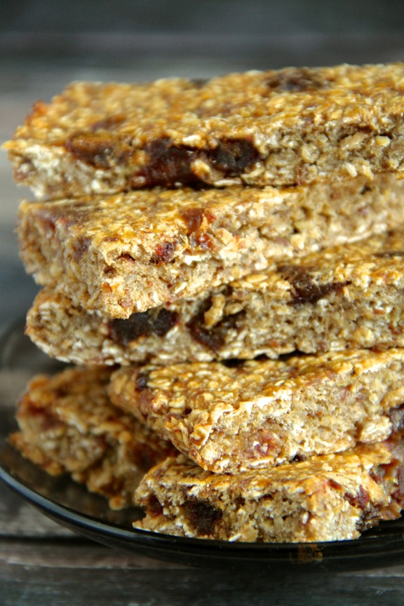 Banana Bread Granola Bars -- these gluten-free, refined sugar-free, and nut-free granola bars taste JUST like a slice of banana bread! || runningwithspoons.com