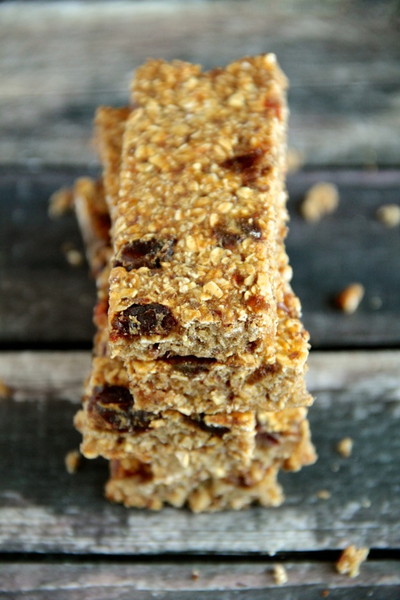 Banana Bread Granola Bars -- these gluten-free, refined sugar-free, and nut-free granola bars taste JUST like a slice of banana bread! || runningwithspoons.com