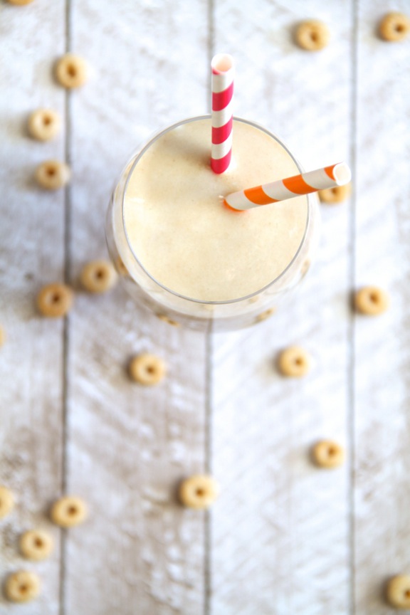 Cereal Milk Protein Smoothie -- enjoy the taste of your favourite cereal in this protein-packed thick and creamy smoothie! || runningwithspoons.com