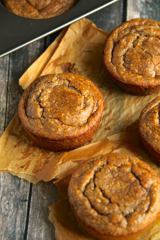 Vegan Flourless Banana Bread Muffins -- gluten-free, egg-free, refined sugar-free, dairy-free, and oil-free || runningwithspoons.com.