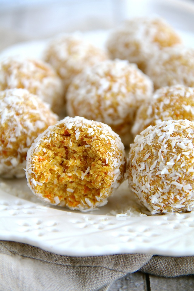 No-Bake Carrot Cake Energy Bites - these nut-free bites are so easy to whip up and taste like poppable bites of carrot cake... only healthier! | runningwithspoons.com
