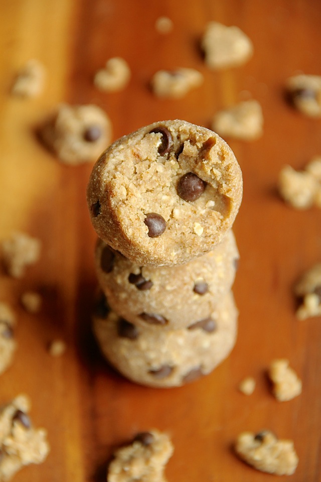 These 5-ingredient, no-bake Chocolate Chip Banana Bread Energy Bites are nut-free, gluten-free, vegan, and taste just like poppable bites of banana bread! || runningwithspoons.com #glutenfree #vegan