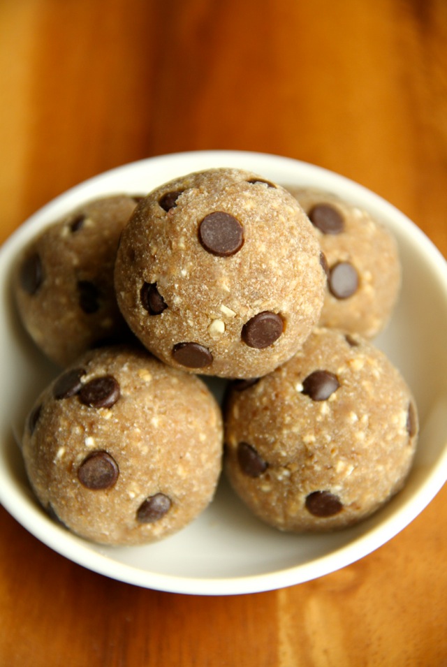 These 5-ingredient, no-bake Chocolate Chip Banana Bread Energy Bites are nut-free, gluten-free, vegan, and taste just like poppable bites of banana bread! || runningwithspoons.com #glutenfree #vegan