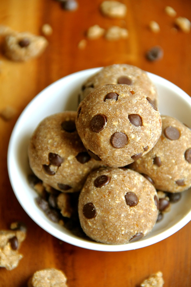 These 5-ingredient, no-bake Chocolate Chip Banana Bread Energy Bites are nut-free, gluten-free, vegan, and taste just like poppable bites of banana bread! || runningwithspoons.com #glutenfree #vegan