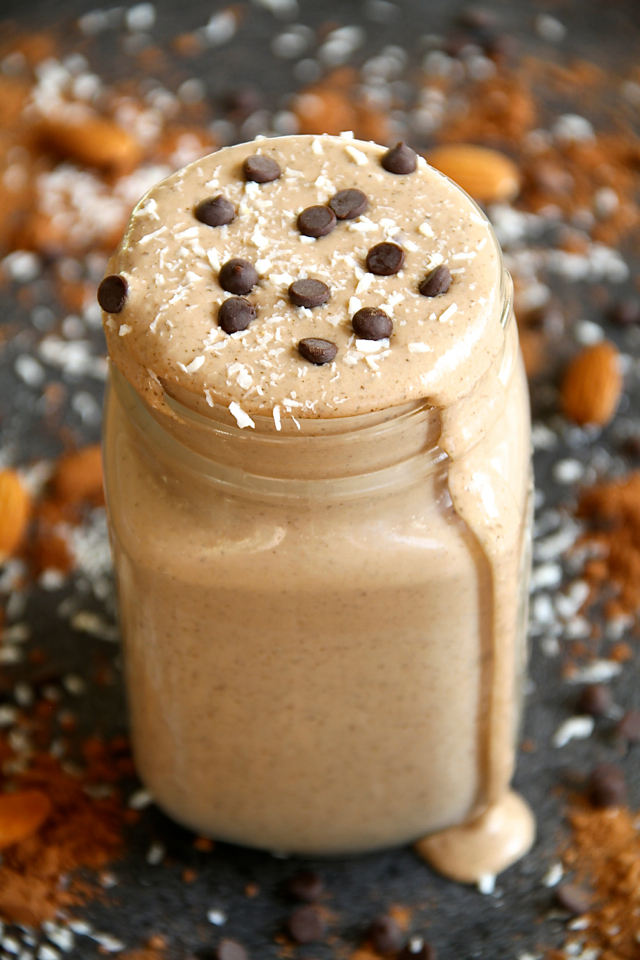 Almond Joy Overnight Oatmeal Smoothie - cool, creamy, and sure to keep you satisfied for hours! This vegan smoothie combines the flavours of chocolate, almonds, and coconut in a delicious and healthy breakfast! || runningwithspoons.com #vegan #healthy