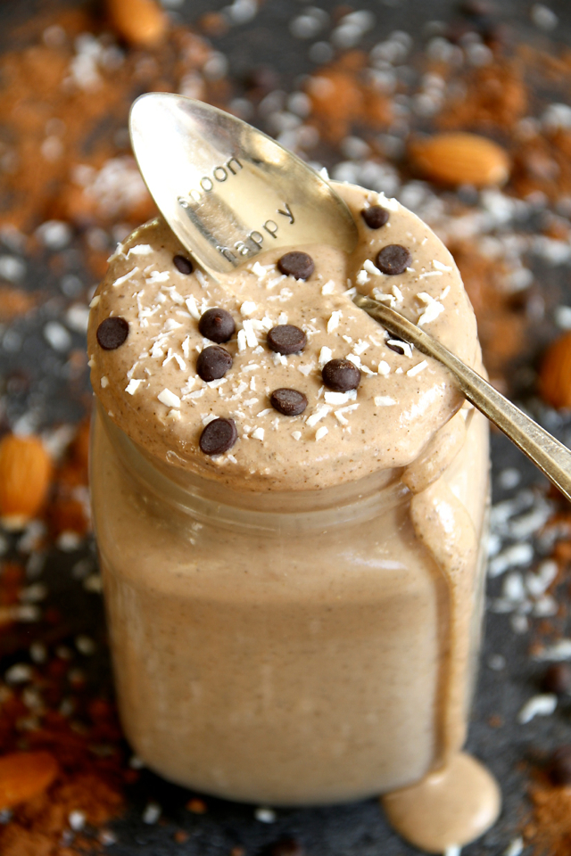 Almond Joy Overnight Oatmeal Smoothie - cool, creamy, and sure to keep you satisfied for hours! This vegan smoothie combines the flavours of chocolate, almonds, and coconut in a delicious and healthy breakfast! || runningwithspoons.com #vegan #healthy