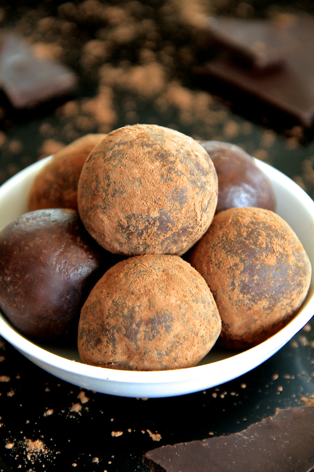 Chocolate Fudge Bites -- Soft, tender, and loaded with chocolate flavour, these melt-in-your-mouth bites taste ridiculously decadent while being made with good-for-you ingredients. Gluten-free, vegan, and customizable depending on your dietary needs, this is a healthy treat that everyone will love! || runningwithspoons.com