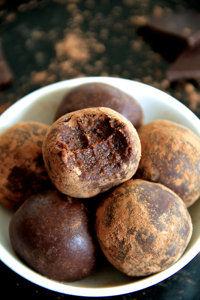 Chocolate Fudge Bites -- Soft, tender, and loaded with chocolate flavour, these melt-in-your-mouth bites taste ridiculously decadent while being made with good-for-you ingredients. Gluten-free, vegan, and customizable depending on your dietary needs, this is a healthy treat that everyone will love! || runningwithspoons.com