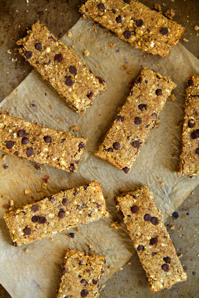 Cookie Dough Protein Granola Bars -- Soft, chewy, dense, and satisfying, these homemade granola bars are something you can really sink your teeth into. Gluten-free, refined sugar-free, vegan, and crazy delicious! || runningwithspoons.com