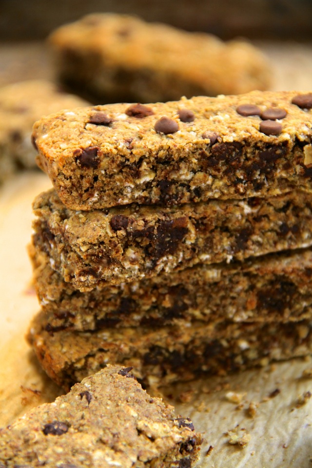 Cookie Dough Protein Granola Bars -- Soft, chewy, dense, and satisfying, these homemade granola bars are something you can really sink your teeth into. Gluten-free, refined sugar-free, vegan, and crazy delicious! || runningwithspoons.com