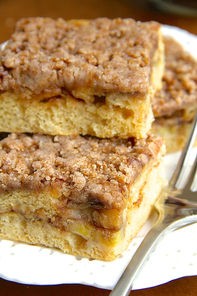 Cinnamon Sugar Banana Coffee Cake -- bananas and Greek yogurt help lighten up this DELICIOUS coffee cake that's healthy enough to enjoy for breakfast! || runningwithspoons.com