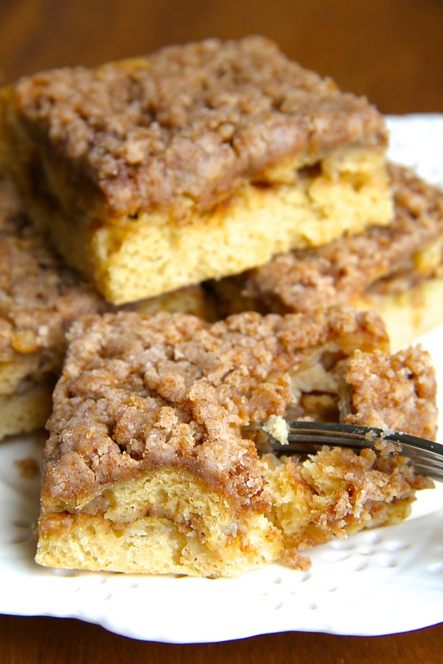 Cinnamon Sugar Banana Coffee Cake -- bananas and Greek yogurt help lighten up this DELICIOUS coffee cake that's healthy enough to enjoy for breakfast! || runningwithspoons.com