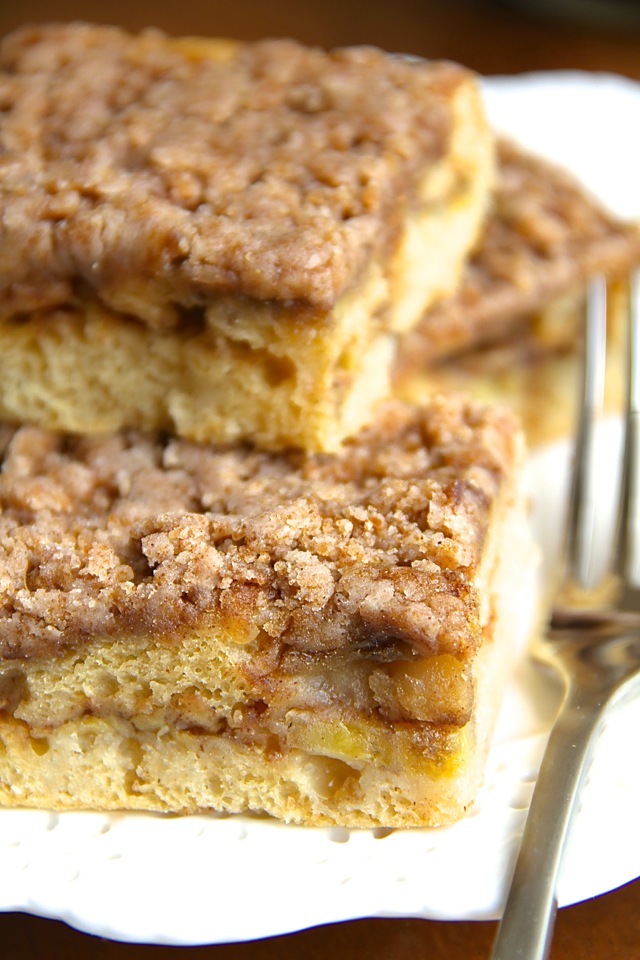 Cinnamon Sugar Banana Coffee Cake -- bananas and Greek yogurt help lighten up this DELICIOUS coffee cake that's healthy enough to enjoy for breakfast! || runningwithspoons.com