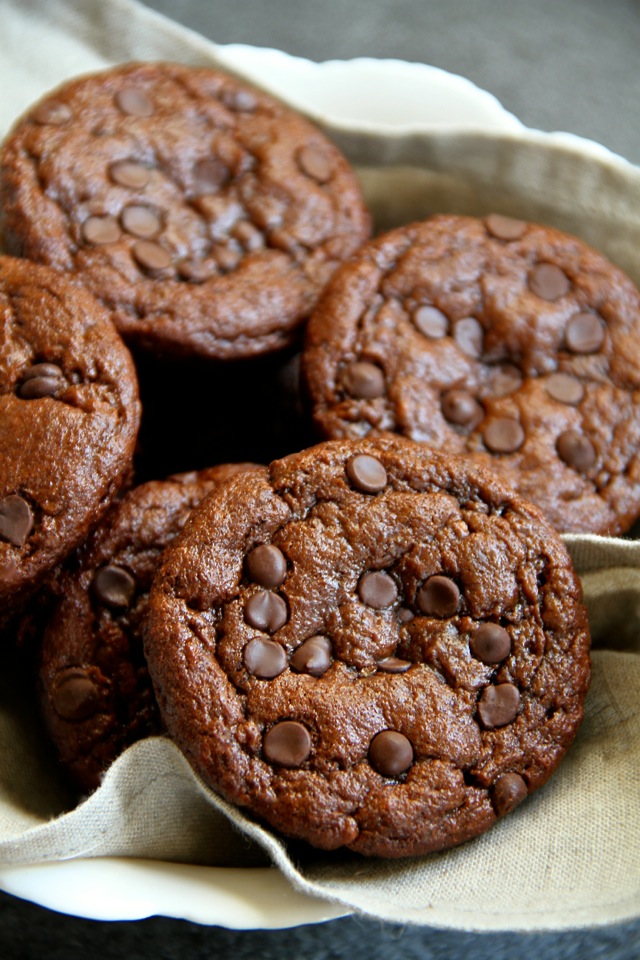 Flourless Chocolate Zucchini Muffins -- gluten-free, grain-free, oil-free, dairy-free, refined sugar-free, but so soft and delicious that you'd never be able to tell! || runningwithspoons.com