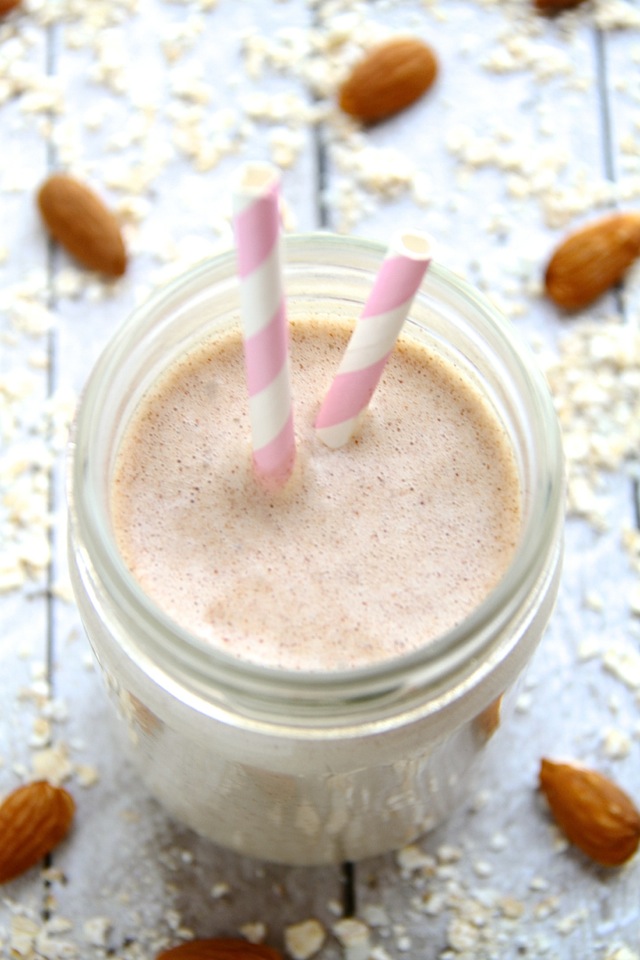 Honey Nut Breakfast Smoothie -- start your day off on the right foot with this creamy and comforting smoothie that combines the simple flavours of honey and nuts in a wholesome and satisfying breakfast! || runningwithspoons.com