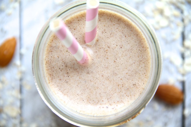 Honey Nut Breakfast Smoothie -- start your day off on the right foot with this creamy and comforting smoothie that combines the simple flavours of honey and nuts in a wholesome and satisfying breakfast! || runningwithspoons.com