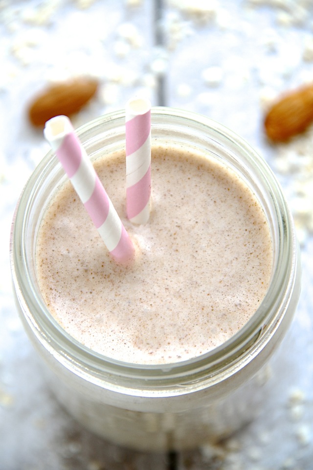 Honey Nut Breakfast Smoothie -- start your day off on the right foot with this creamy and comforting smoothie that combines the simple flavours of honey and nuts in a wholesome and satisfying breakfast! || runningwithspoons.com
