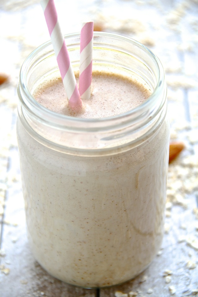 Honey Nut Breakfast Smoothie -- start your day off on the right foot with this creamy and comforting smoothie that combines the simple flavours of honey and nuts in a wholesome and satisfying breakfast! || runningwithspoons.com