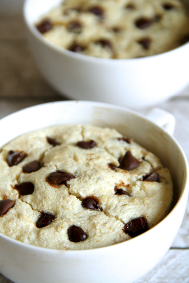 Oatmeal Cookie Dough Mug Cake -- satisfy your cravings in less than 5 minutes with this delicious gluten-free mug cake! Single-serve and made with healthy ingredients, it makes the PERFECT snack! || runningwithspoons.com