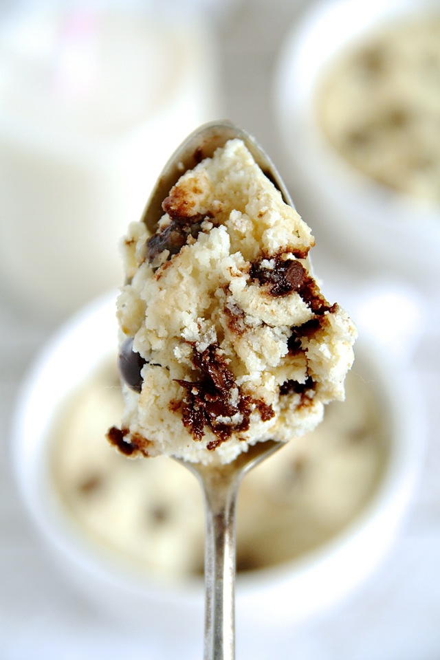 Oatmeal Cookie Dough Mug Cake -- satisfy your cravings in less than 5 minutes with this delicious gluten-free mug cake! Single-serve and made with healthy ingredients, it makes the PERFECT snack! || runningwithspoons.com