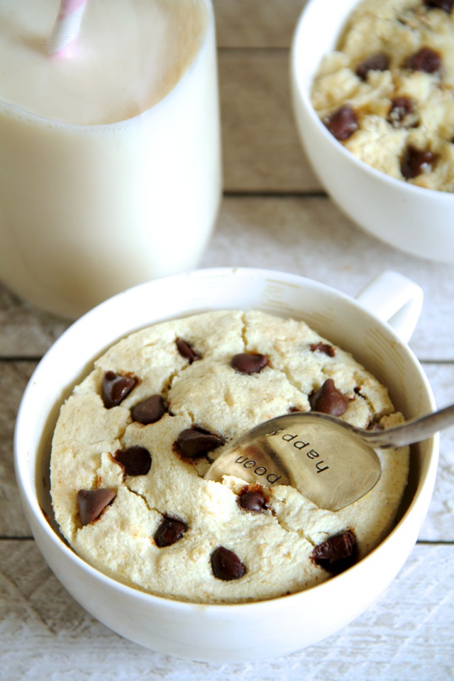 Oatmeal Cookie Dough Mug Cake -- satisfy your cravings in less than 5 minutes with this delicious gluten-free mug cake! Single-serve and made with healthy ingredients, it makes the PERFECT snack! || runningwithspoons.com