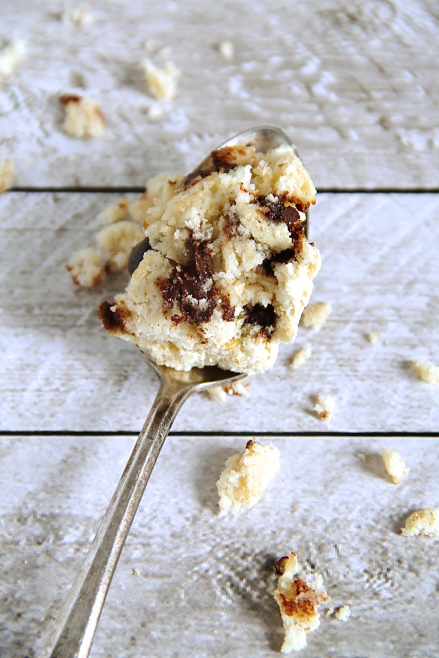 Oatmeal Cookie Dough Mug Cake -- satisfy your cravings in less than 5 minutes with this delicious gluten-free mug cake! Single-serve and made with healthy ingredients, it makes the PERFECT snack! || runningwithspoons.com