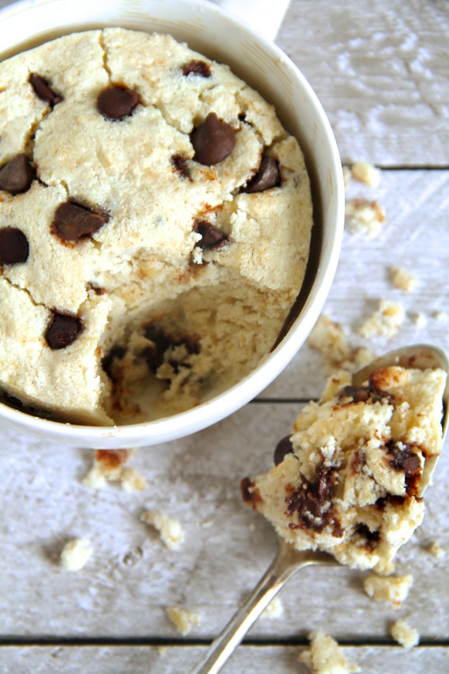 Oatmeal Cookie Dough Mug Cake -- satisfy your cravings in less than 5 minutes with this delicious gluten-free mug cake! Single-serve and made with healthy ingredients, it makes the PERFECT snack! || runningwithspoons.com