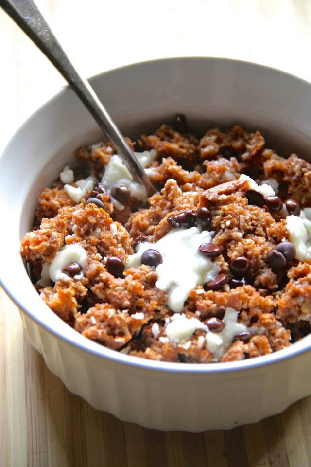 Almond Joy Breakfast Bake -- a soft and doughy oatmeal bake that combines the flavours of almonds, coconut, and chocolate in a healthy and delicious breakfast! | runningwithspoons.com #recipe #vegan #glutenfree