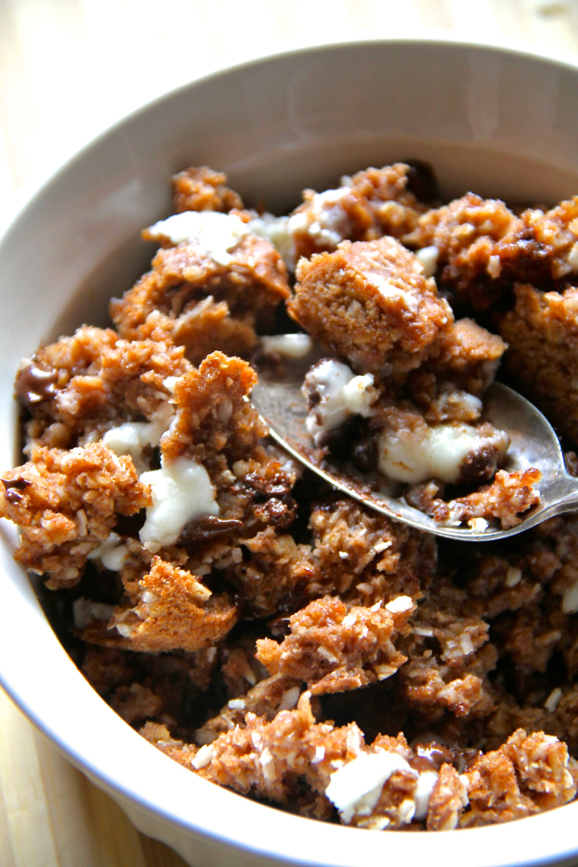 Almond Joy Breakfast Bake -- a soft and doughy oatmeal bake that combines the flavours of almonds, coconut, and chocolate in a healthy and delicious breakfast! | runningwithspoons.com #recipe #vegan #glutenfree