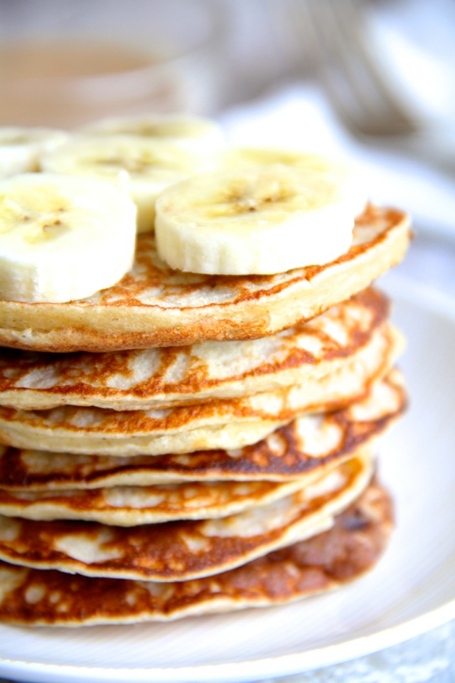 Chunky Monkey Greek Yogurt Pancakes -- a quick and easy gluten-free breakfast that packs over 20g of protein! || runningwithspoons.com