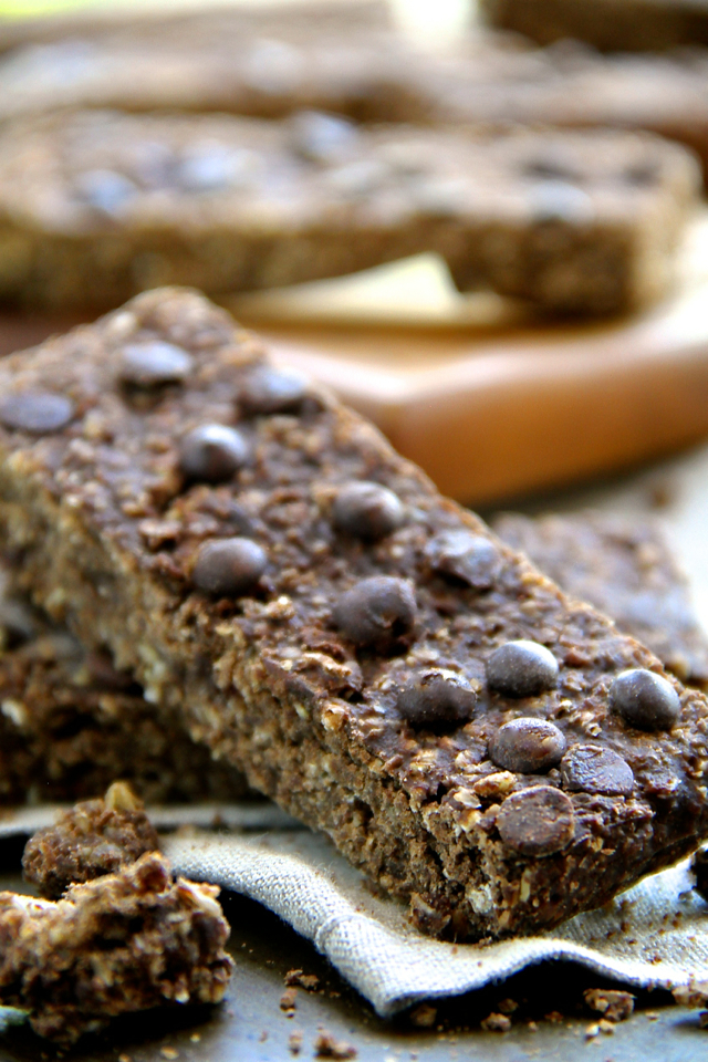 Soft and Chewy Chocolate Brownie Protein Bars -- a quick and easy homemade protein bar that's PERFECT for chocolate lovers! Gluten-free, vegan, and refined sugar-free, it makes a delicious balanced snack! || runningwithspoons.com