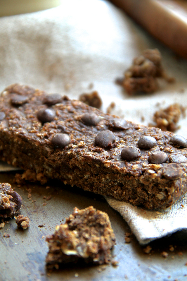 Soft and Chewy Chocolate Brownie Protein Bars -- a quick and easy homemade protein bar that's PERFECT for chocolate lovers! Gluten-free, vegan, and refined sugar-free, it makes a delicious balanced snack! || runningwithspoons.com